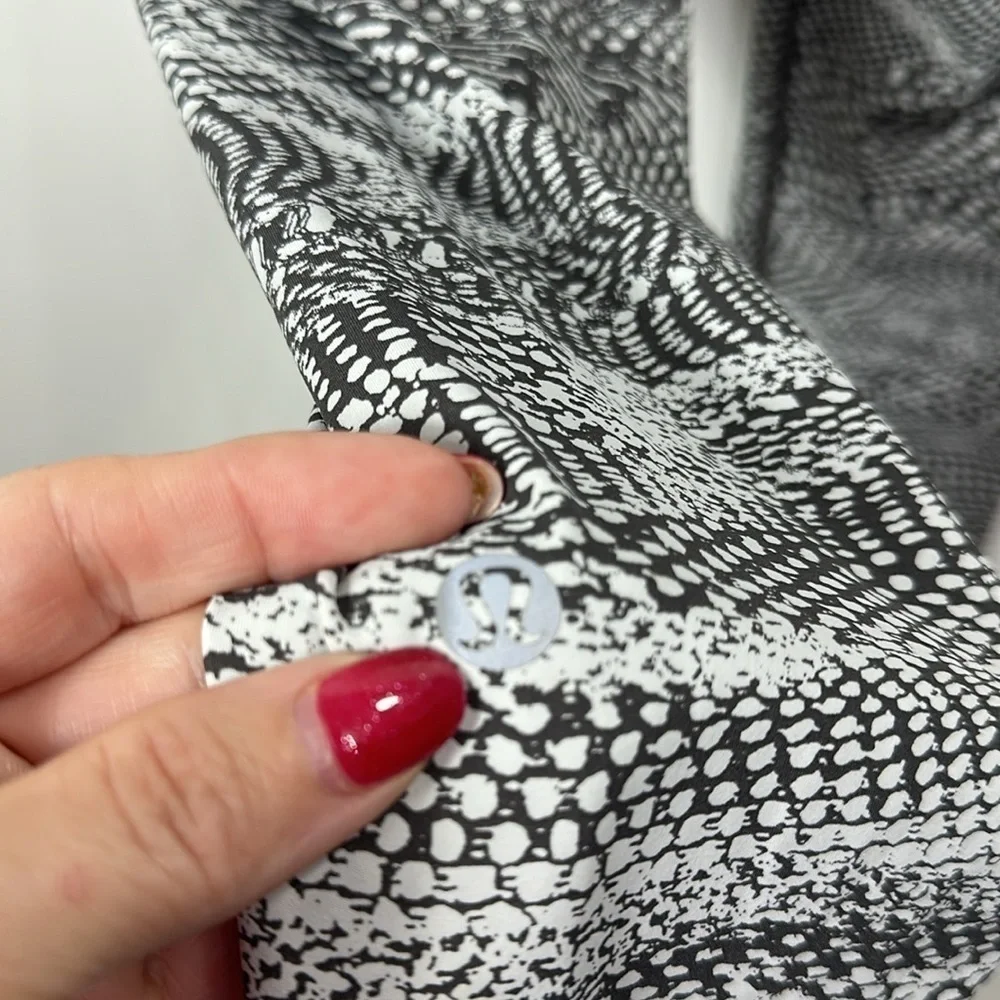Lululemon Grey And White Snakeskin Print Crop leggings size 6.